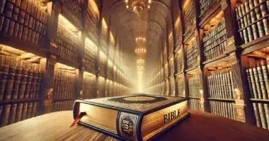 Veľká Biblia položená na drevenom stole v impozantnej knižnici plnej starých zväzkov.