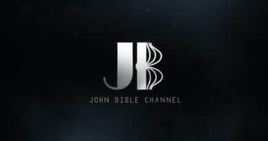 Minimalistické logo "JB" s nápisom John Bible Channel na tmavom pozadí.