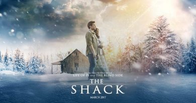 Plagát filmu "The Shack", zobrazujúci postavy v zasneženej krajine pred chatrčou, s názvom filmu v popredí.