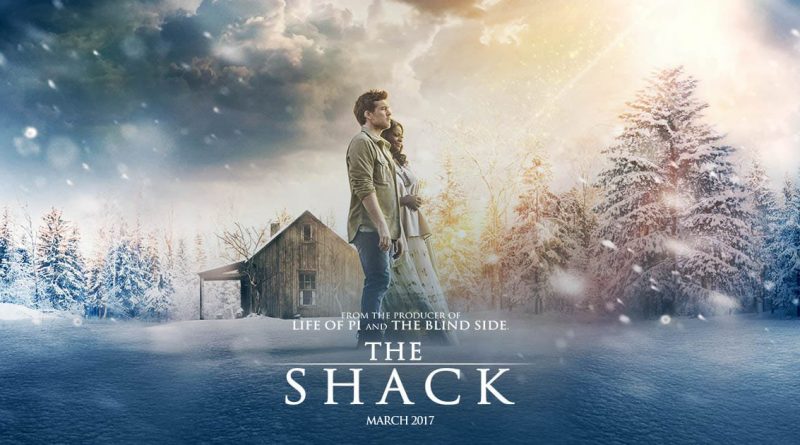 Plagát filmu "The Shack", zobrazujúci postavy v zasneženej krajine pred chatrčou, s názvom filmu v popredí.