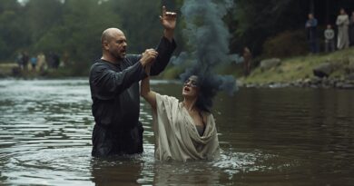 Torben Sondergaard pri vodnom krste v rieke, dramatická scéna s dôrazom na učenie o Poslednej reformácii a dôraze na viditeľné prejavy viery