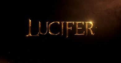 Zlatý nápis "Lucifer" na tmavom pozadí symbolizujúci pád nositeľa svetla.