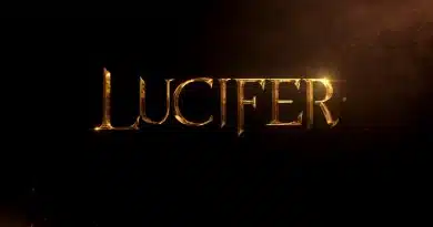 Zlatý nápis "Lucifer" na tmavom pozadí symbolizujúci pád nositeľa svetla.