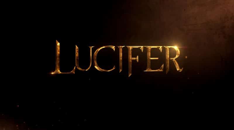 Zlatý nápis "Lucifer" na tmavom pozadí symbolizujúci pád nositeľa svetla.