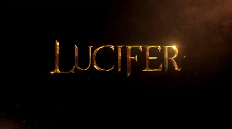 Zlatý nápis "Lucifer" na tmavom pozadí symbolizujúci pád nositeľa svetla.