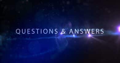 Modré svetelné pozadie s nápisom "Questions & Answers" symbolizujúce diskusiu a hľadanie odpovedí.
